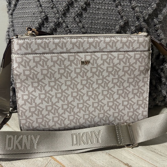 Dkny Handbags - NWOT❤️DKNY Bryant Park Monogram Crossbody